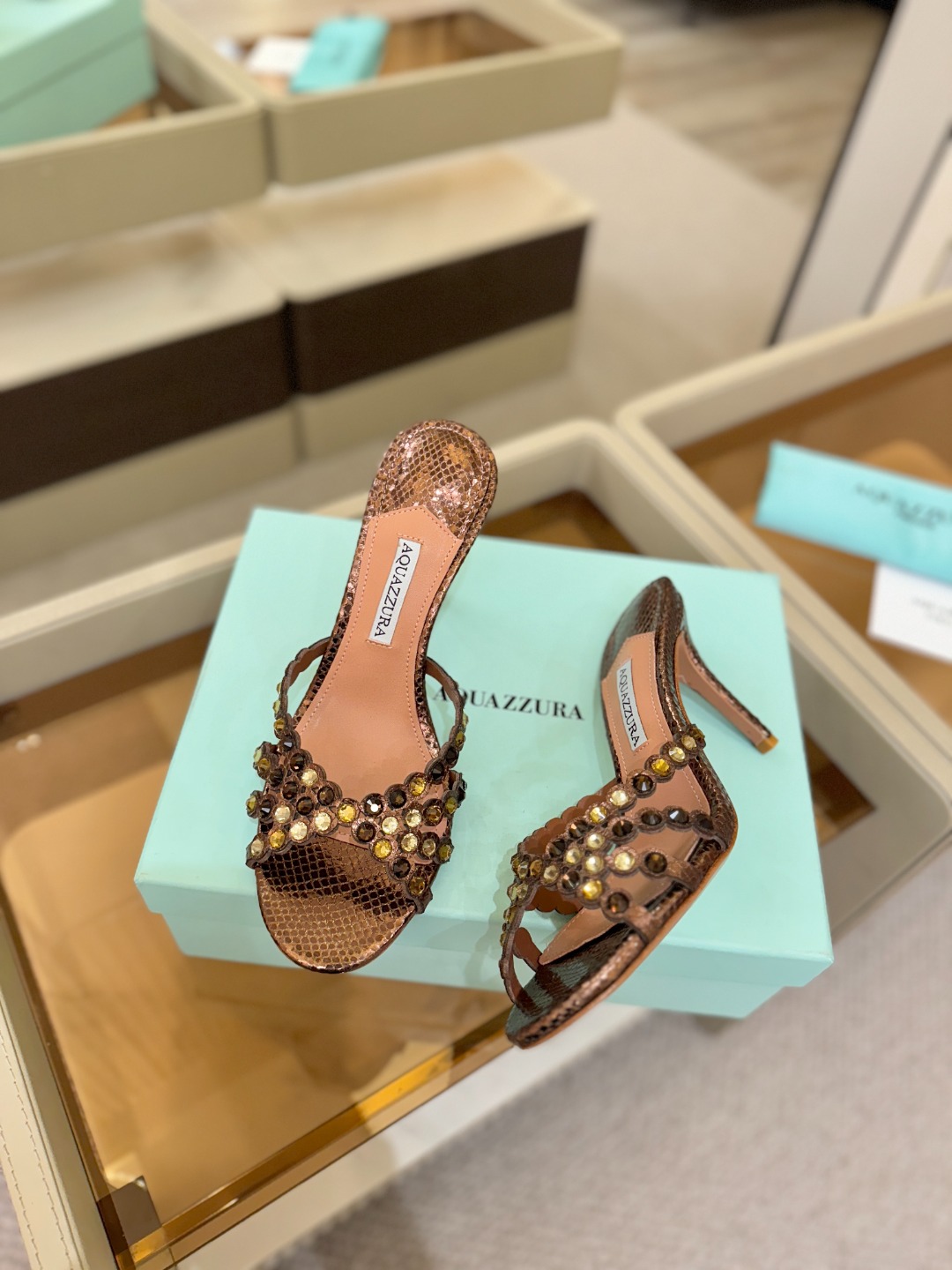 Aquazzura   菠萝    𝐒𝐒  𝐧𝐞𝐰春夏新品高跟半鞋。满满的钻，超闪 🌸((☀️⥎☀️))