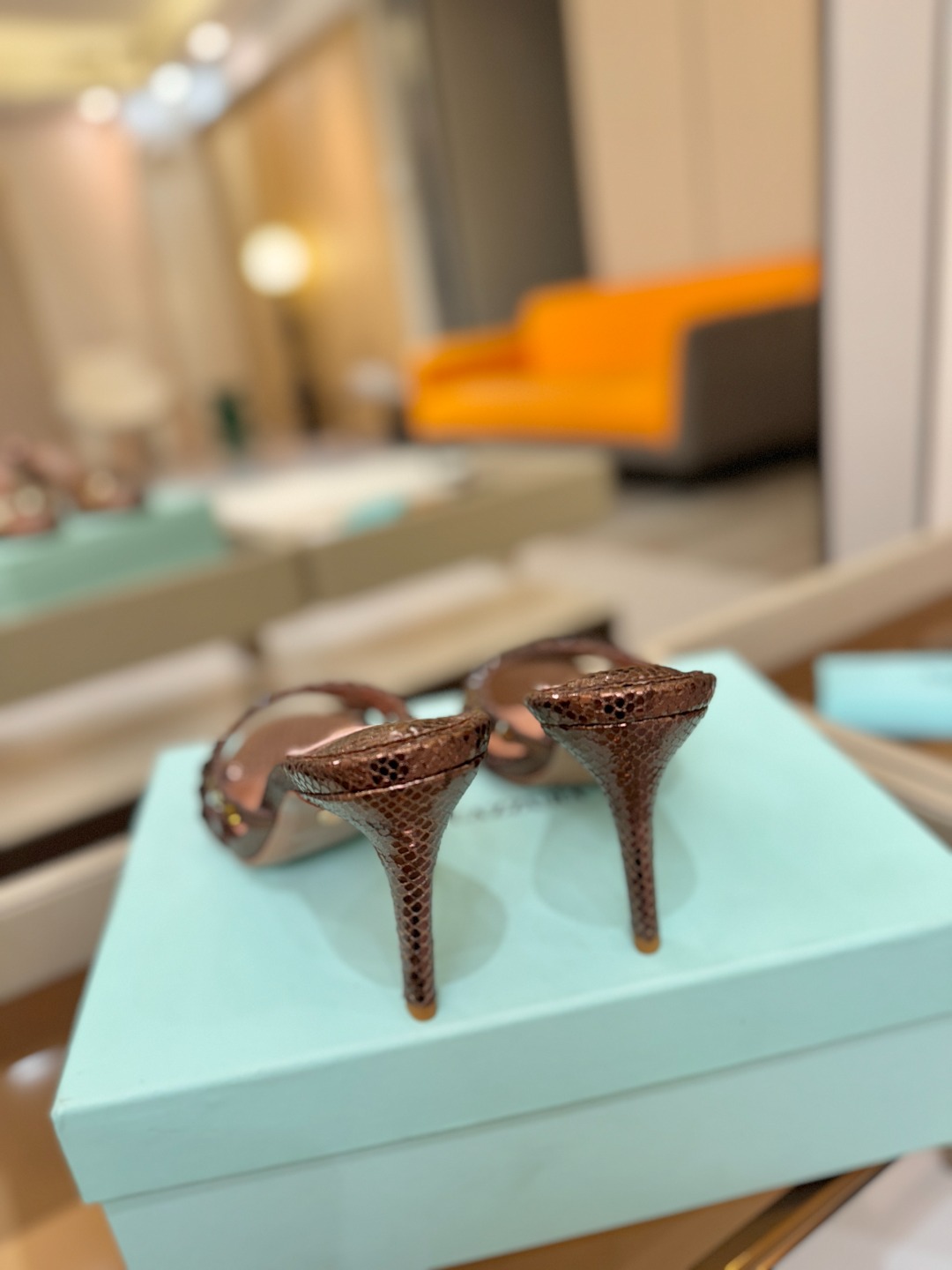 Aquazzura   菠萝    𝐒𝐒  𝐧𝐞𝐰春夏新品高跟半鞋。满满的钻，超闪 🌸((☀️⥎☀️))