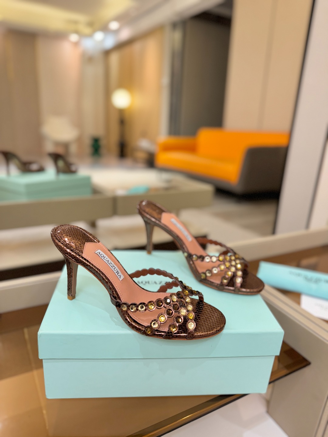 Aquazzura   菠萝    𝐒𝐒  𝐧𝐞𝐰春夏新品高跟半鞋。满满的钻，超闪 🌸((☀️⥎☀️))