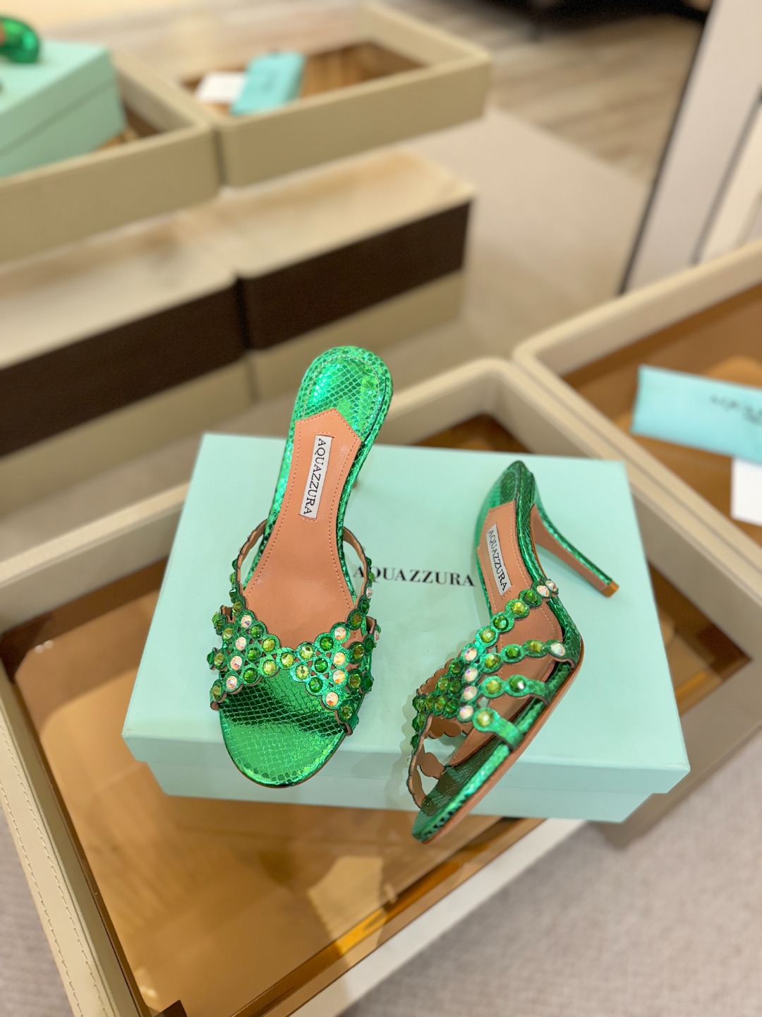 Aquazzura   菠萝    𝐒𝐒  𝐧𝐞𝐰春夏新品高跟半鞋。满满的钻，超闪 🌸((☀️⥎☀️))