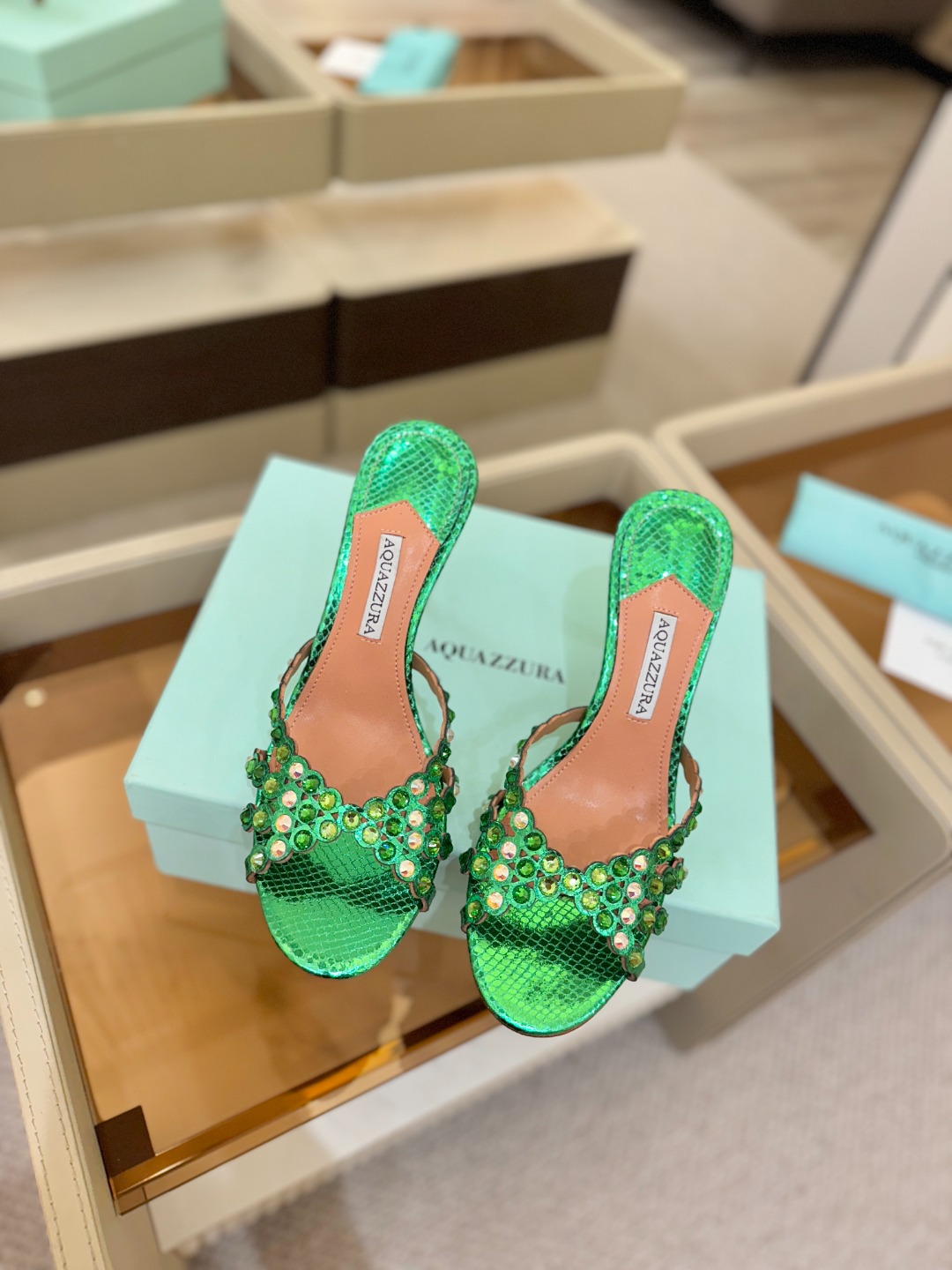 Aquazzura   菠萝    𝐒𝐒  𝐧𝐞𝐰春夏新品高跟半鞋。满满的钻，超闪 🌸((☀️⥎☀️))