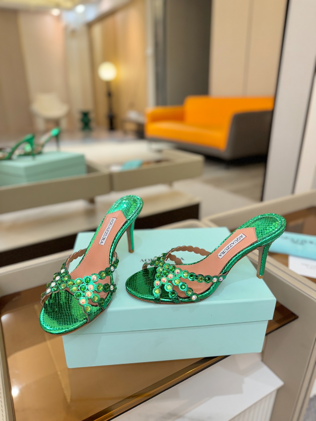 Aquazzura   菠萝    𝐒𝐒  𝐧𝐞𝐰春夏新品高跟半鞋。满满的钻，超闪 🌸((☀️⥎☀️))
