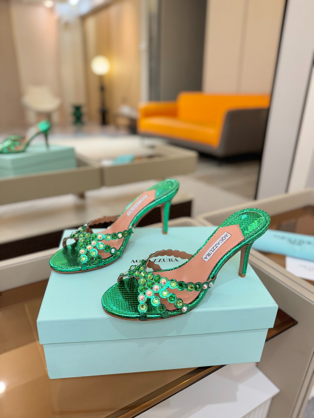 Aquazzura   菠萝    𝐒𝐒  𝐧𝐞𝐰春夏新品高跟半鞋。满满的钻，超闪 🌸((☀️⥎☀️))