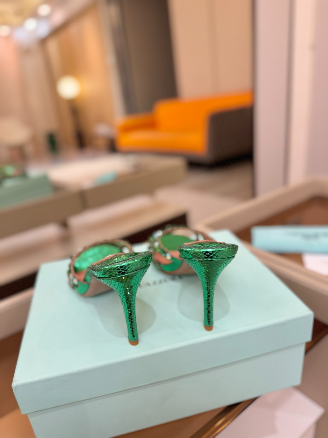 Aquazzura   菠萝    𝐒𝐒  𝐧𝐞𝐰春夏新品高跟半鞋。满满的钻，超闪 🌸((☀️⥎☀️))