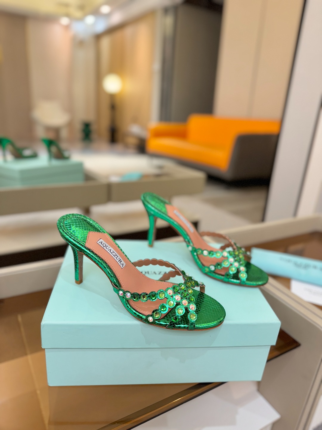 Aquazzura   菠萝    𝐒𝐒  𝐧𝐞𝐰春夏新品高跟半鞋。满满的钻，超闪 🌸((☀️⥎☀️))