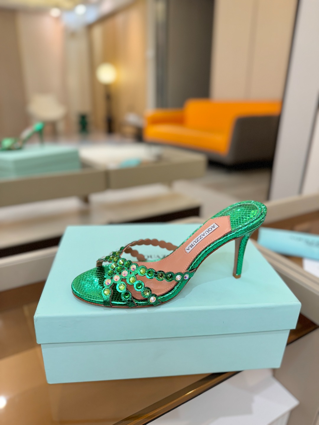 Aquazzura   菠萝    𝐒𝐒  𝐧𝐞𝐰春夏新品高跟半鞋。满满的钻，超闪 🌸((☀️⥎☀️))