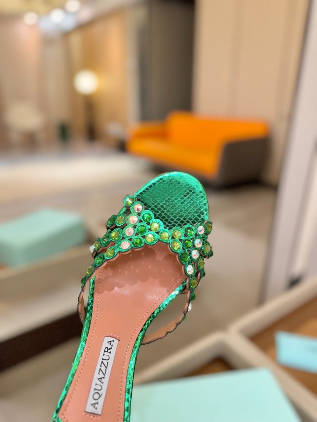 Aquazzura   菠萝    𝐒𝐒  𝐧𝐞𝐰春夏新品高跟半鞋。满满的钻，超闪 🌸((☀️⥎☀️))