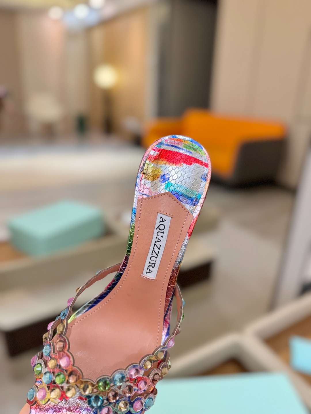 Aquazzura   菠萝    𝐒𝐒  𝐧𝐞𝐰春夏新品高跟半鞋。满满的钻，超闪 🌸((☀️⥎☀️))