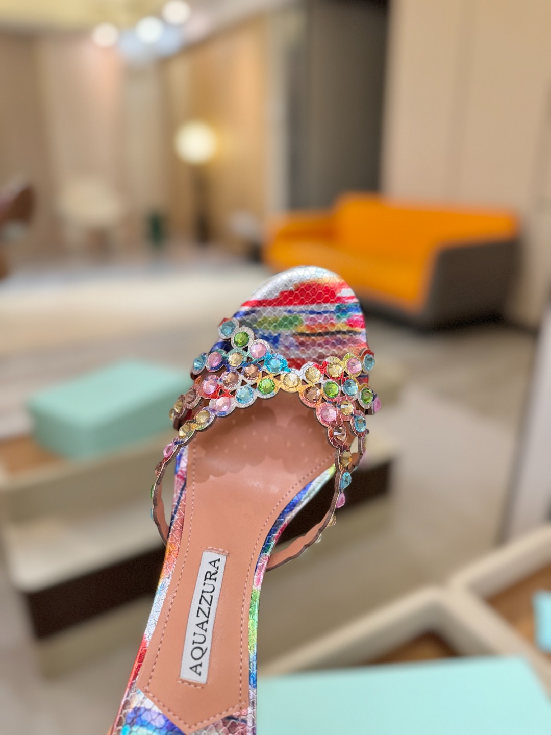 Aquazzura   菠萝    𝐒𝐒  𝐧𝐞𝐰春夏新品高跟半鞋。满满的钻，超闪 🌸((☀️⥎☀️))