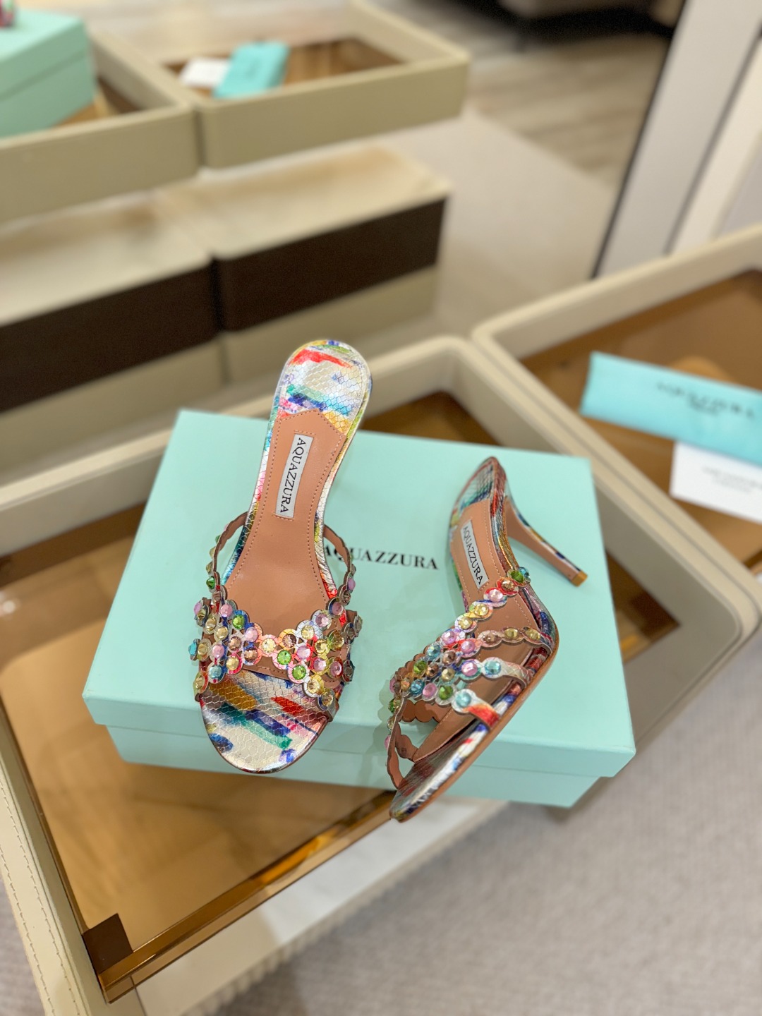 Aquazzura   菠萝    𝐒𝐒  𝐧𝐞𝐰春夏新品高跟半鞋。满满的钻，超闪 🌸((☀️⥎☀️))