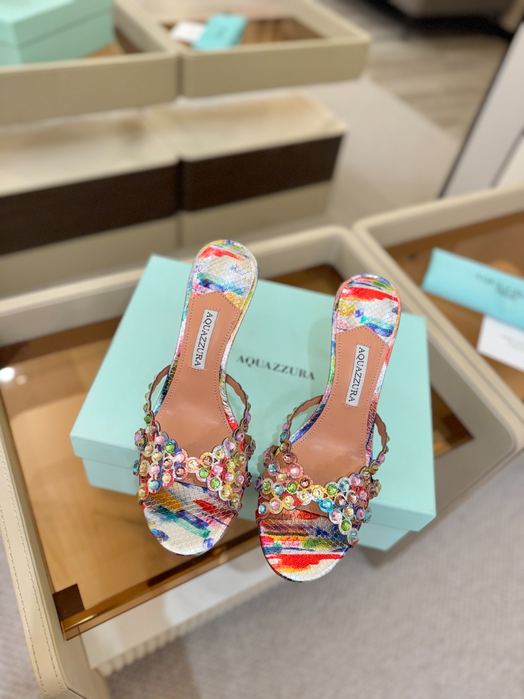 Aquazzura   菠萝    𝐒𝐒  𝐧𝐞𝐰春夏新品高跟半鞋。满满的钻，超闪 🌸((☀️⥎☀️))
