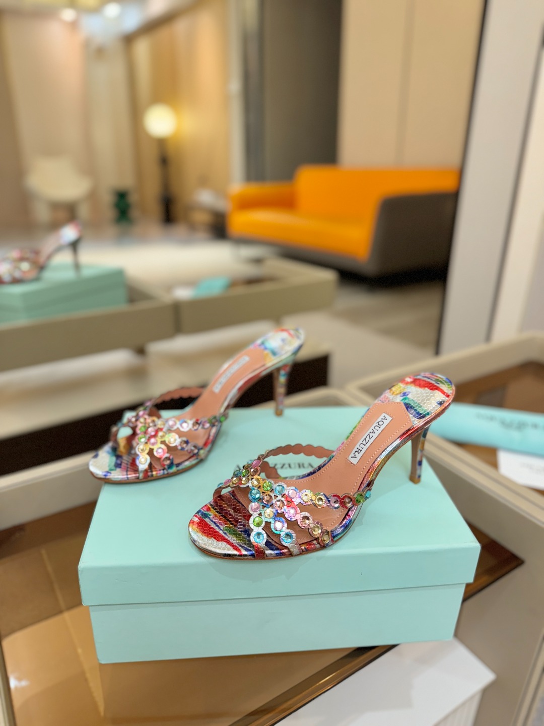 Aquazzura   菠萝    𝐒𝐒  𝐧𝐞𝐰春夏新品高跟半鞋。满满的钻，超闪 🌸((☀️⥎☀️))