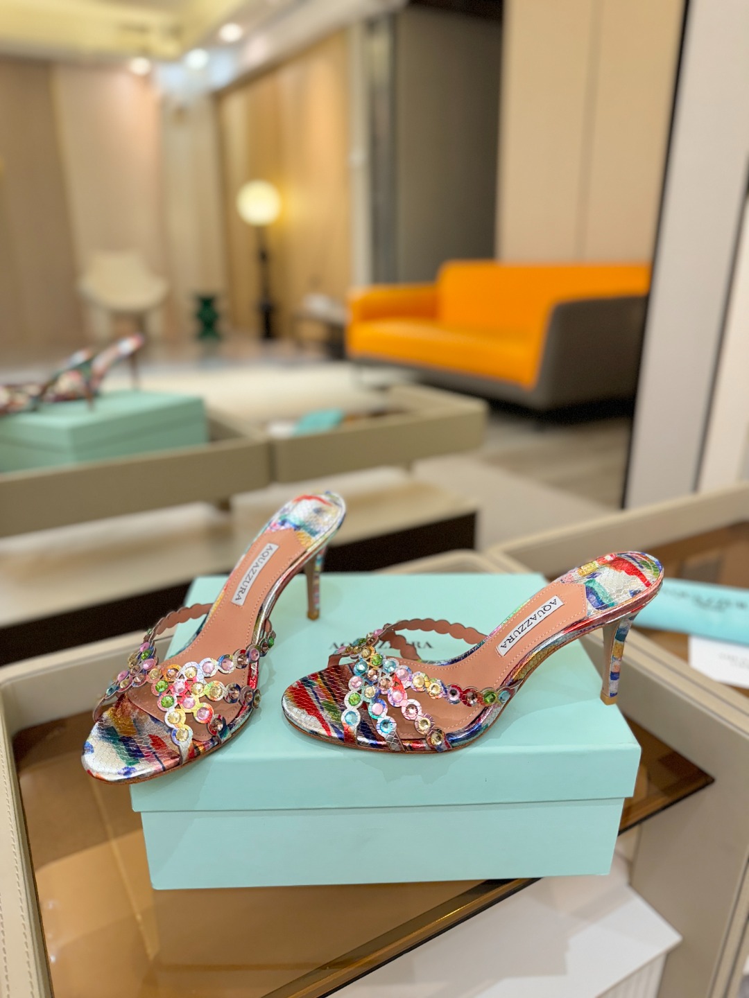 Aquazzura   菠萝    𝐒𝐒  𝐧𝐞𝐰春夏新品高跟半鞋。满满的钻，超闪 🌸((☀️⥎☀️))
