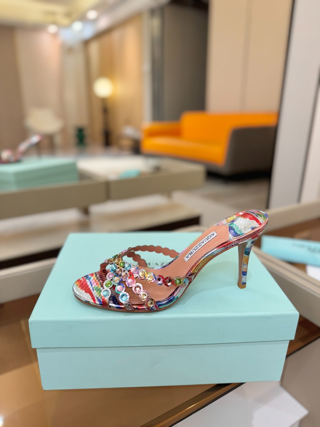 Aquazzura   菠萝    𝐒𝐒  𝐧𝐞𝐰春夏新品高跟半鞋。满满的钻，超闪 🌸((☀️⥎☀️))