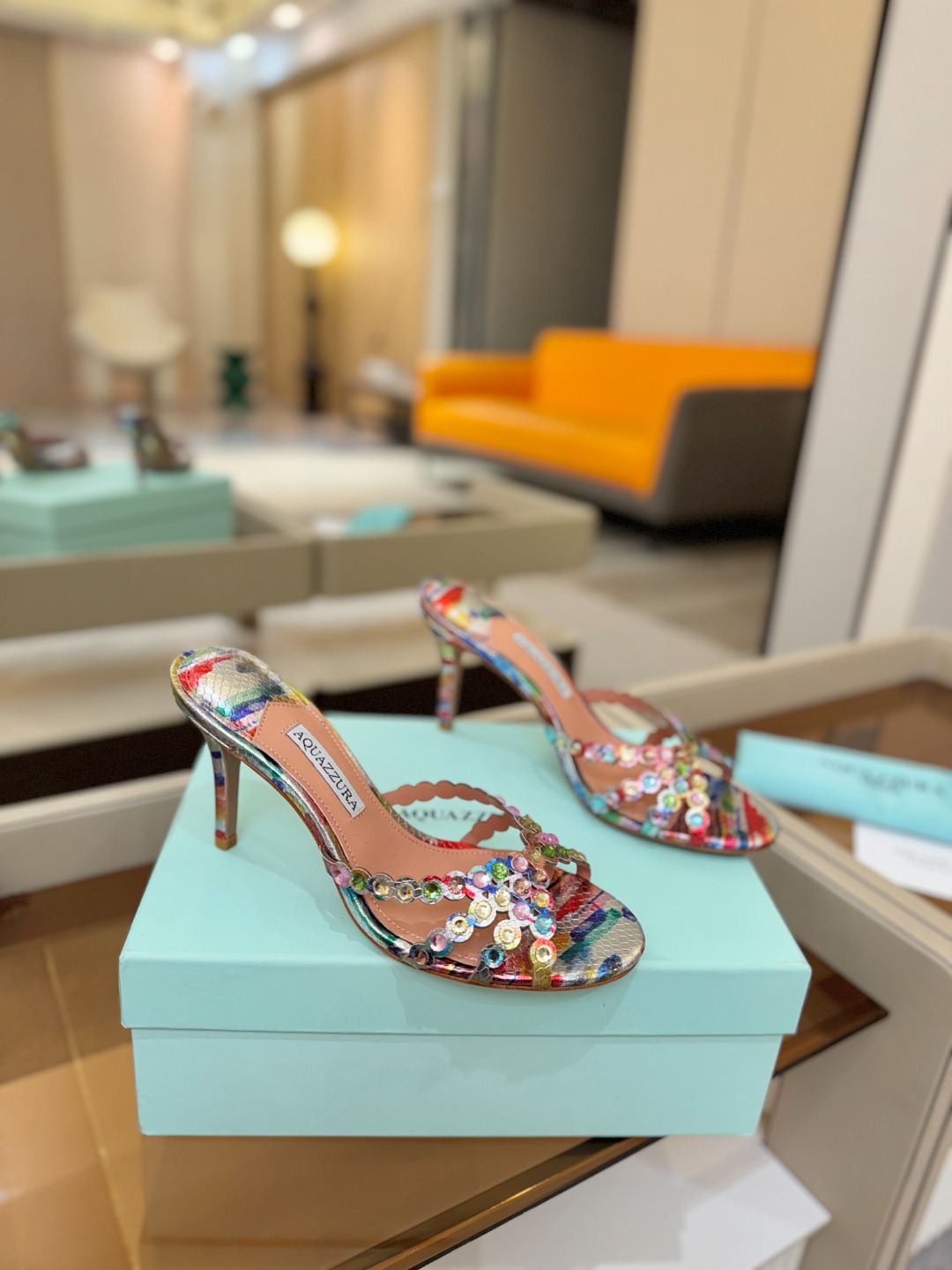 Aquazzura   菠萝    𝐒𝐒  𝐧𝐞𝐰春夏新品高跟半鞋。满满的钻，超闪 🌸((☀️⥎☀️))