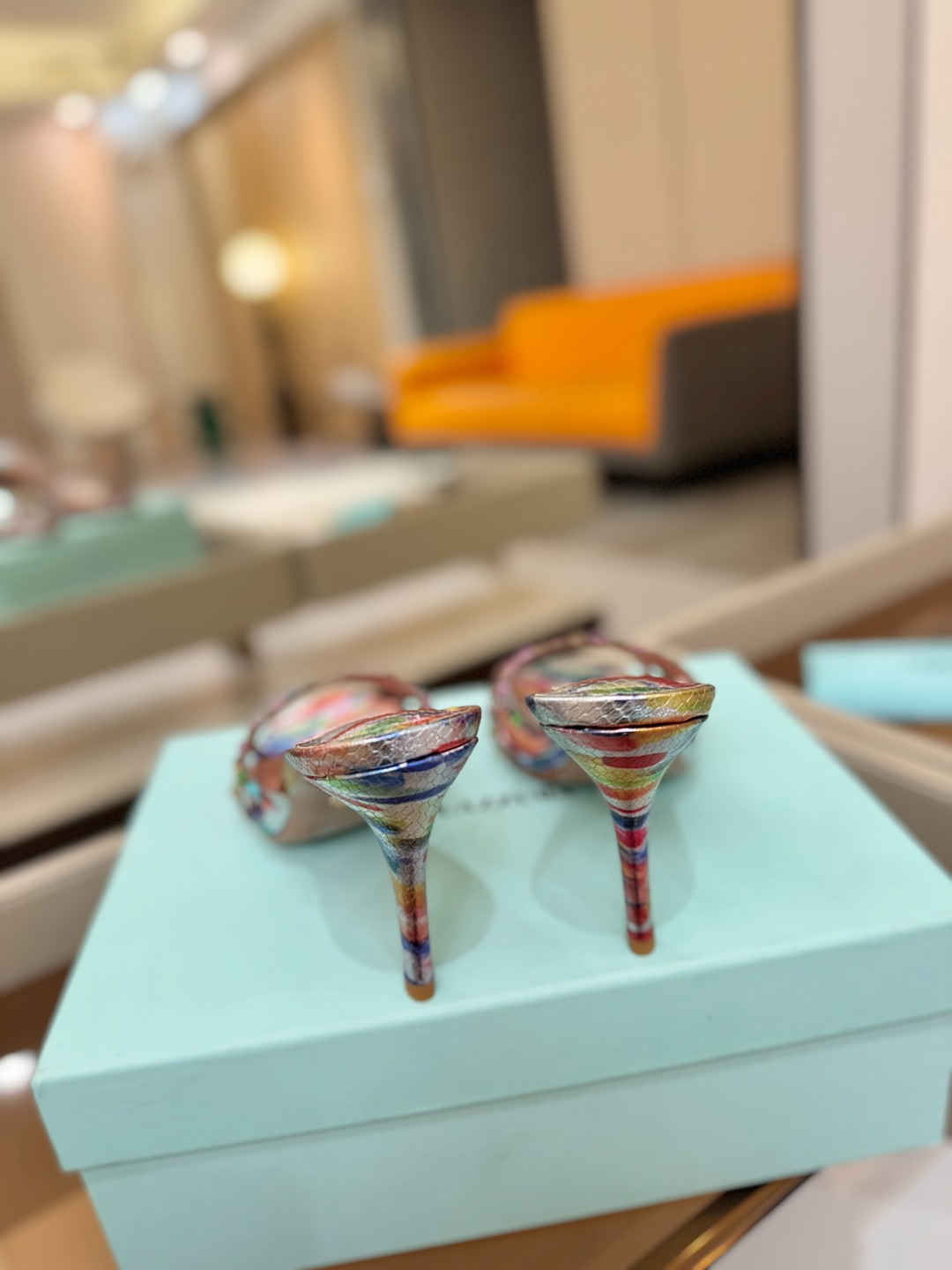 Aquazzura   菠萝    𝐒𝐒  𝐧𝐞𝐰春夏新品高跟半鞋。满满的钻，超闪 🌸((☀️⥎☀️))