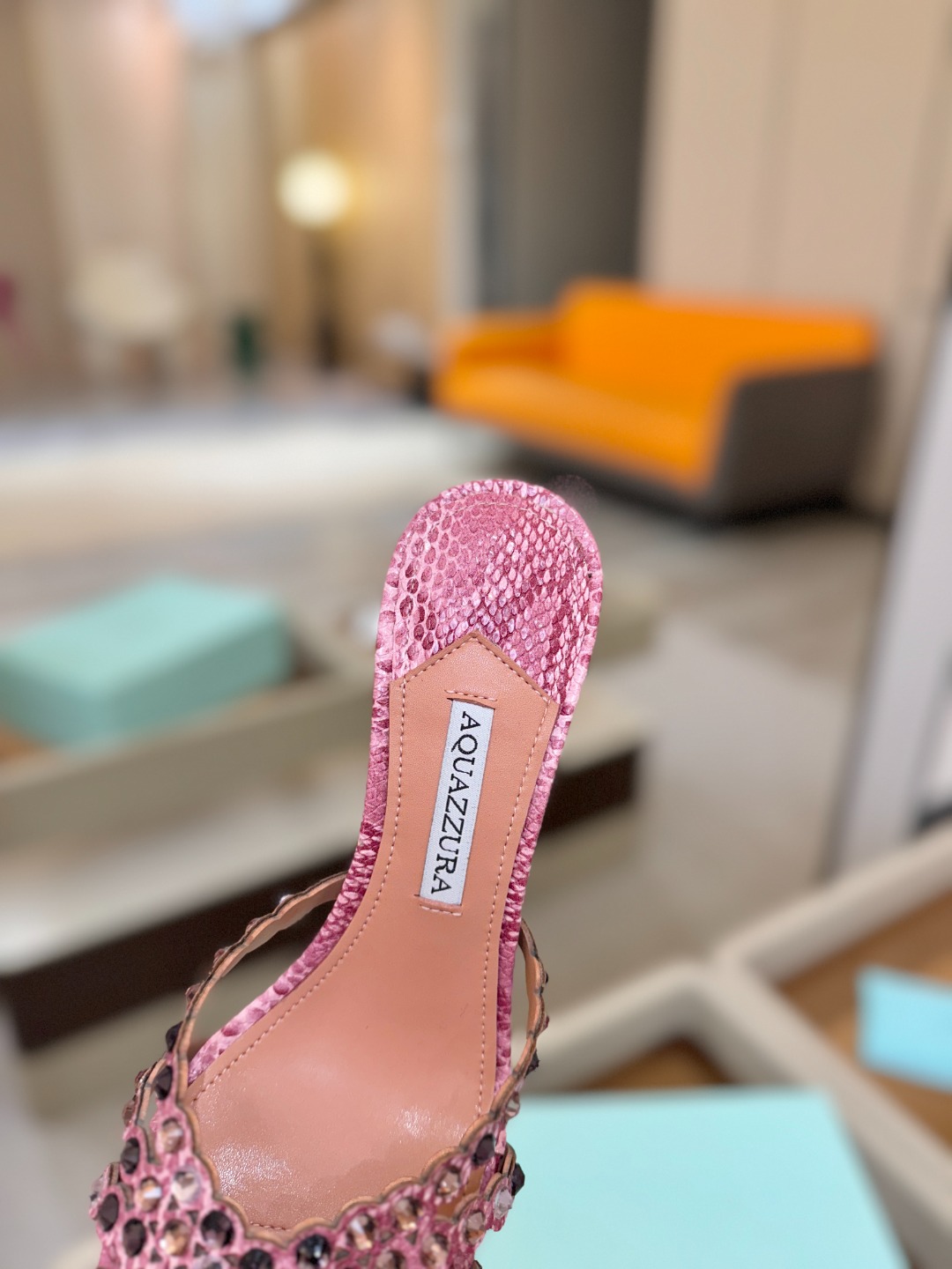Aquazzura   菠萝    𝐒𝐒  𝐧𝐞𝐰春夏新品高跟半鞋。满满的钻，超闪 🌸((☀️⥎☀️))