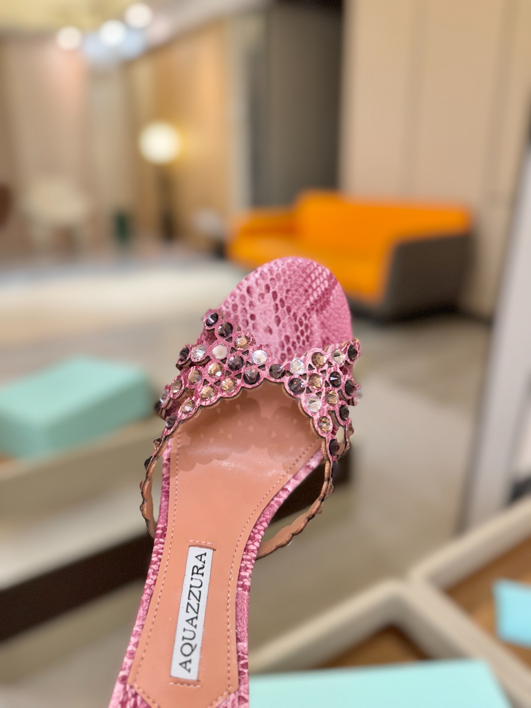Aquazzura   菠萝    𝐒𝐒  𝐧𝐞𝐰春夏新品高跟半鞋。满满的钻，超闪 🌸((☀️⥎☀️))