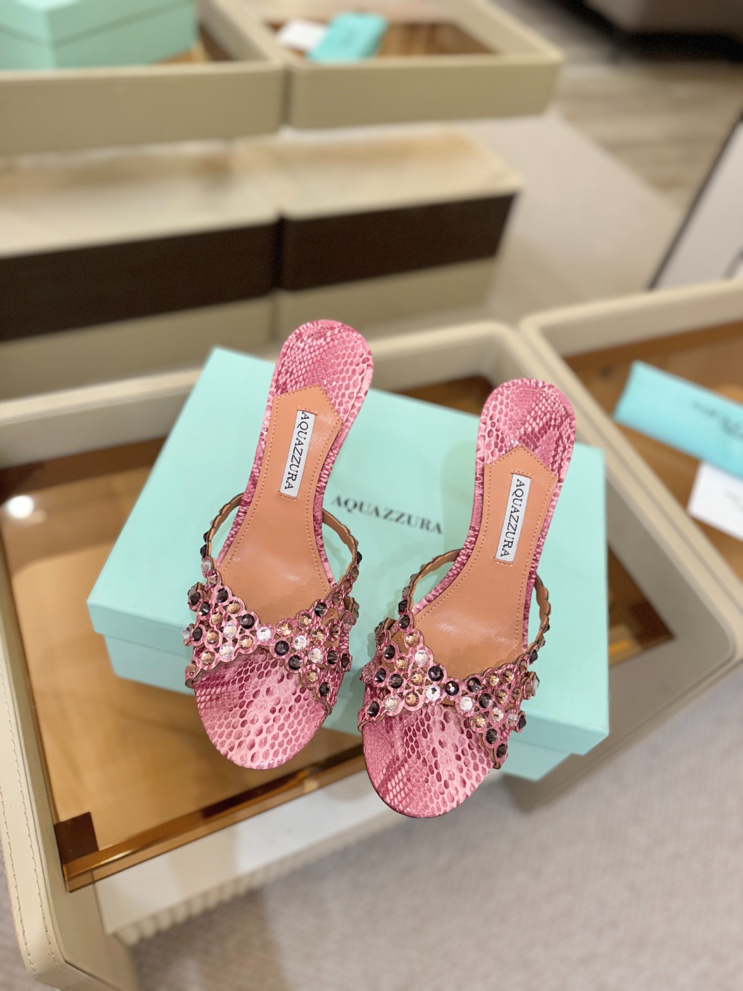Aquazzura   菠萝    𝐒𝐒  𝐧𝐞𝐰春夏新品高跟半鞋。满满的钻，超闪 🌸((☀️⥎☀️))