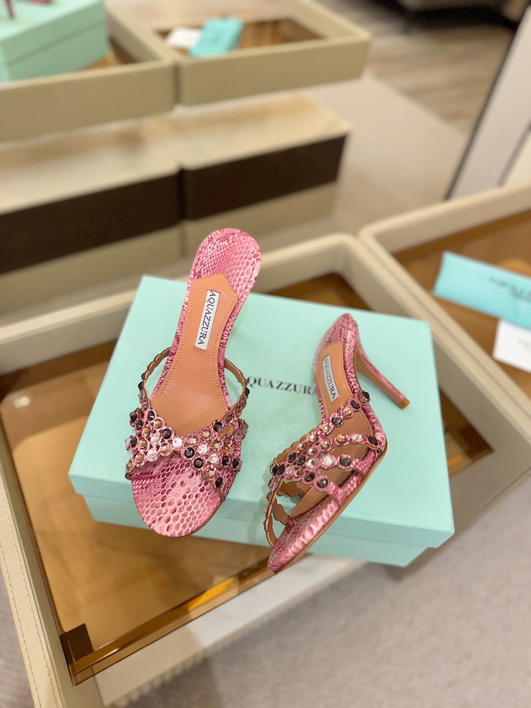 Aquazzura   菠萝    𝐒𝐒  𝐧𝐞𝐰春夏新品高跟半鞋。满满的钻，超闪 🌸((☀️⥎☀️))