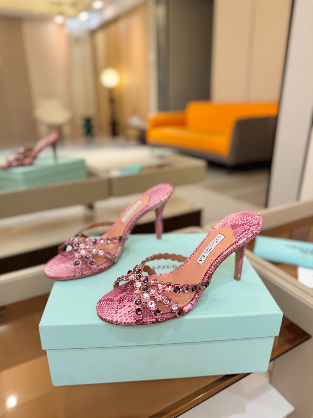 Aquazzura   菠萝    𝐒𝐒  𝐧𝐞𝐰春夏新品高跟半鞋。满满的钻，超闪 🌸((☀️⥎☀️))