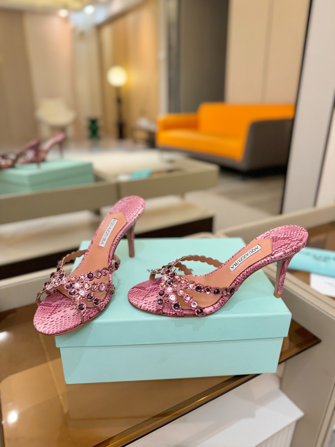 Aquazzura   菠萝    𝐒𝐒  𝐧𝐞𝐰春夏新品高跟半鞋。满满的钻，超闪 🌸((☀️⥎☀️))