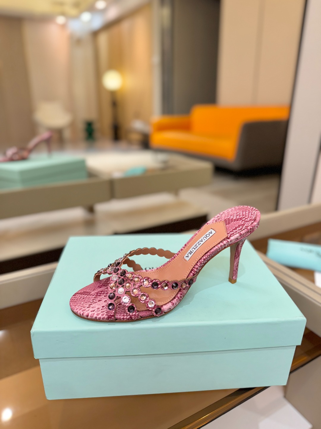 NO:869574,Price Aquazzura pineapple new spring and summer high-heeled half shoes. Full of diamonds, super flashy (())(()) A must-have for exquisite women, they are so sexy!  A super elegant one. (()) Slip-on ankle strap high heel and half drag, simple and unique shape, tall shoe body curvature, and can elongate the calf at the same time. Worth recommending Go material Hot rhinestones on the upper Foot pads Mixed sheepskin Outsole Genuine leather outsole Heel height 8.5cm Size 35-41 (34.41.42 custom-made), high heels and slippers, high heels, slippers, sheepskin, Leather soles19860909价格  Aquazzura菠萝  春夏新品高跟半鞋.满满的钻,超闪 (())(())精致女人必备款太性感了吧！超级显气质的一款. (())套脚一字踝带高跟半拖,简洁别致造型,高挑的鞋身弧度,同时可拉长小腿.值得推荐 Go 材质 鞋面烫钻 垫脚混种羊皮 大底真皮大底 跟高8.5cm 码数35-41（34.41.42定做）,高跟鞋拖鞋,high heels,slippers,sheepskin,Leather soles,Women's Shoes