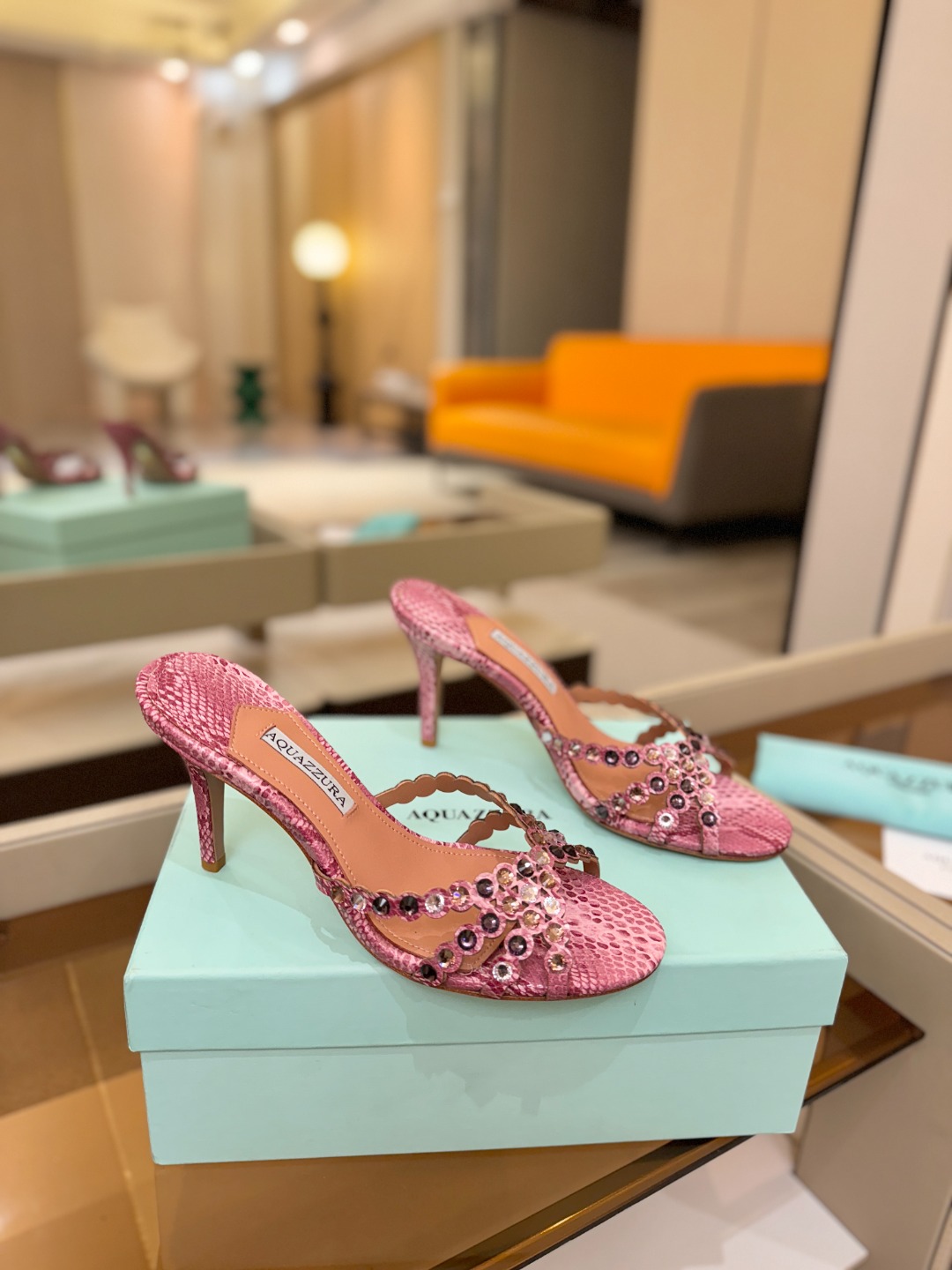 Aquazzura   菠萝    𝐒𝐒  𝐧𝐞𝐰春夏新品高跟半鞋。满满的钻，超闪 🌸((☀️⥎☀️))