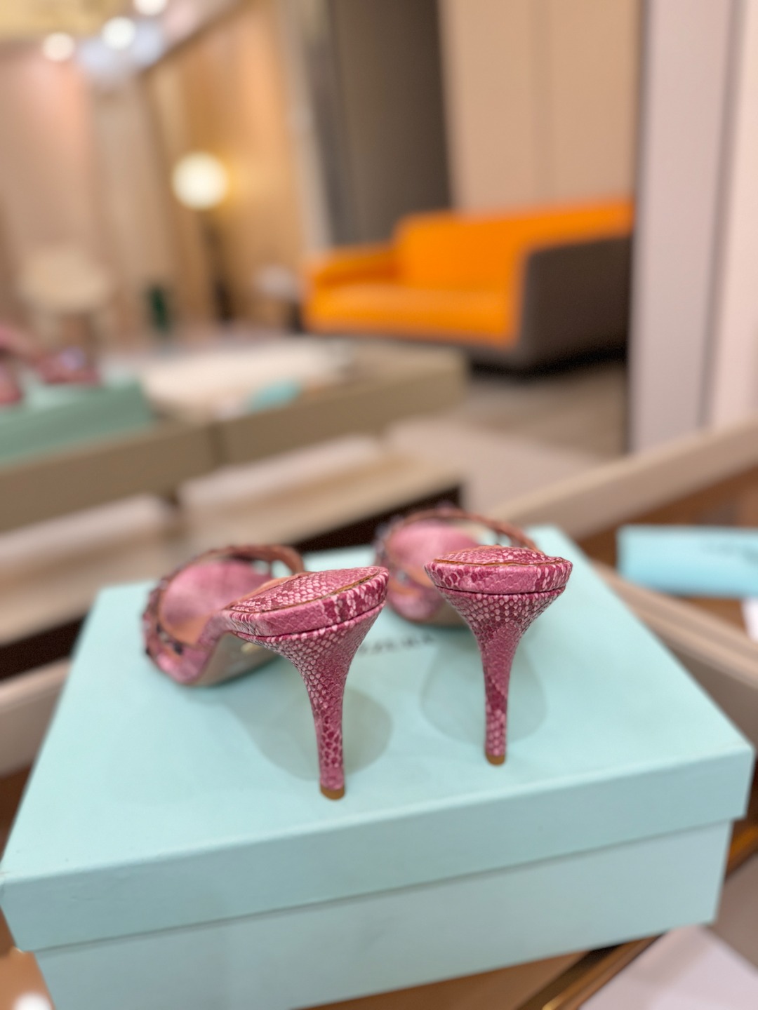 Aquazzura   菠萝    𝐒𝐒  𝐧𝐞𝐰春夏新品高跟半鞋。满满的钻，超闪 🌸((☀️⥎☀️))