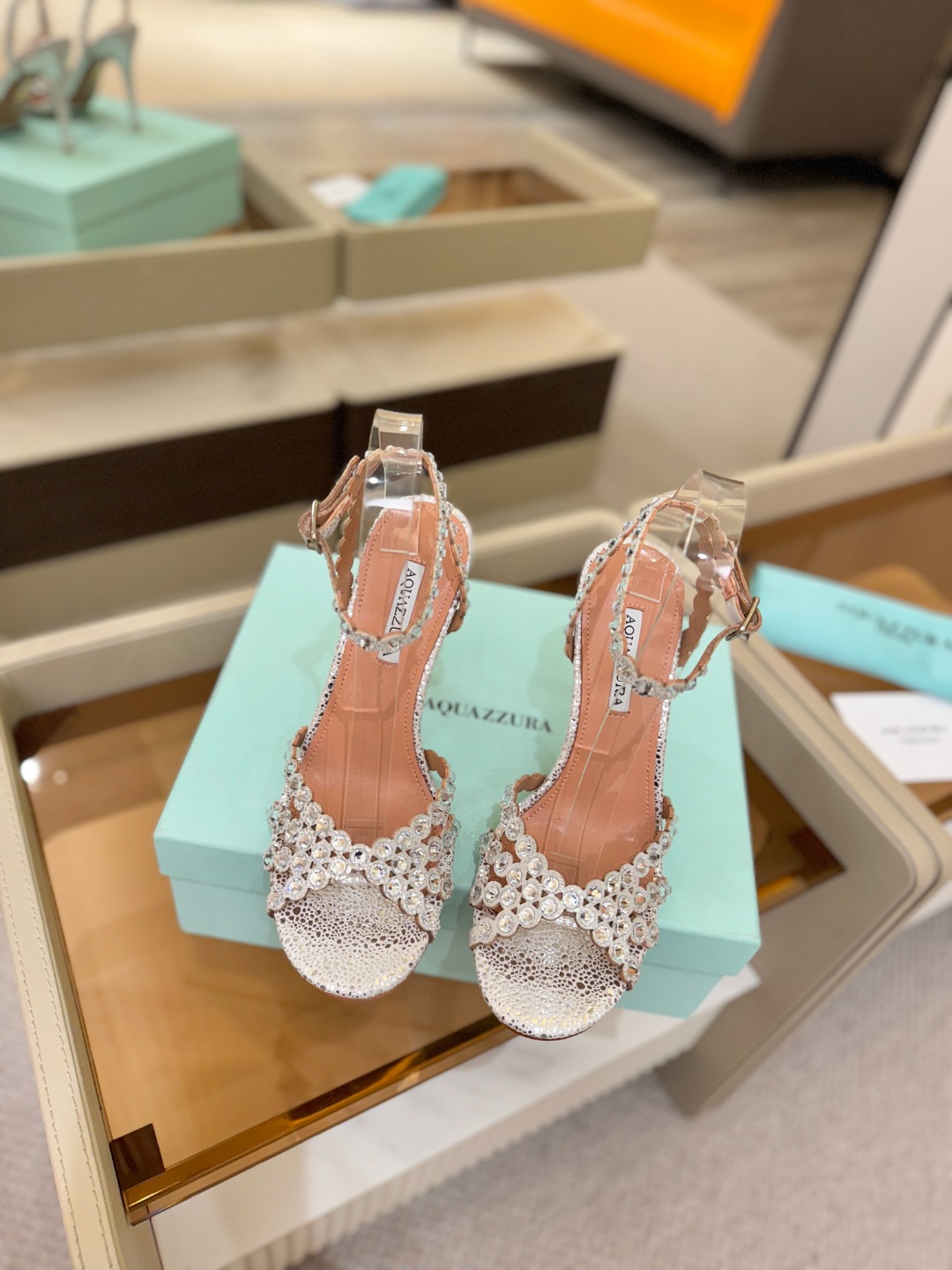 Aquazzura   菠萝   𝐒𝐒  𝐧𝐞𝐰春夏新品高跟凉鞋。满满的钻，超闪 🌸((☀️⥎☀️))🌸