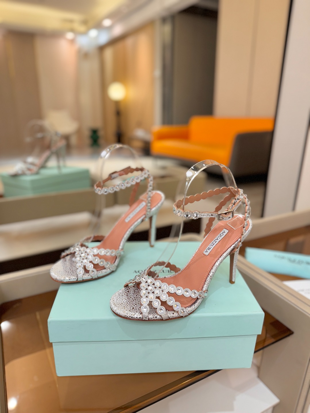 Aquazzura   菠萝   𝐒𝐒  𝐧𝐞𝐰春夏新品高跟凉鞋。满满的钻，超闪 🌸((☀️⥎☀️))🌸
