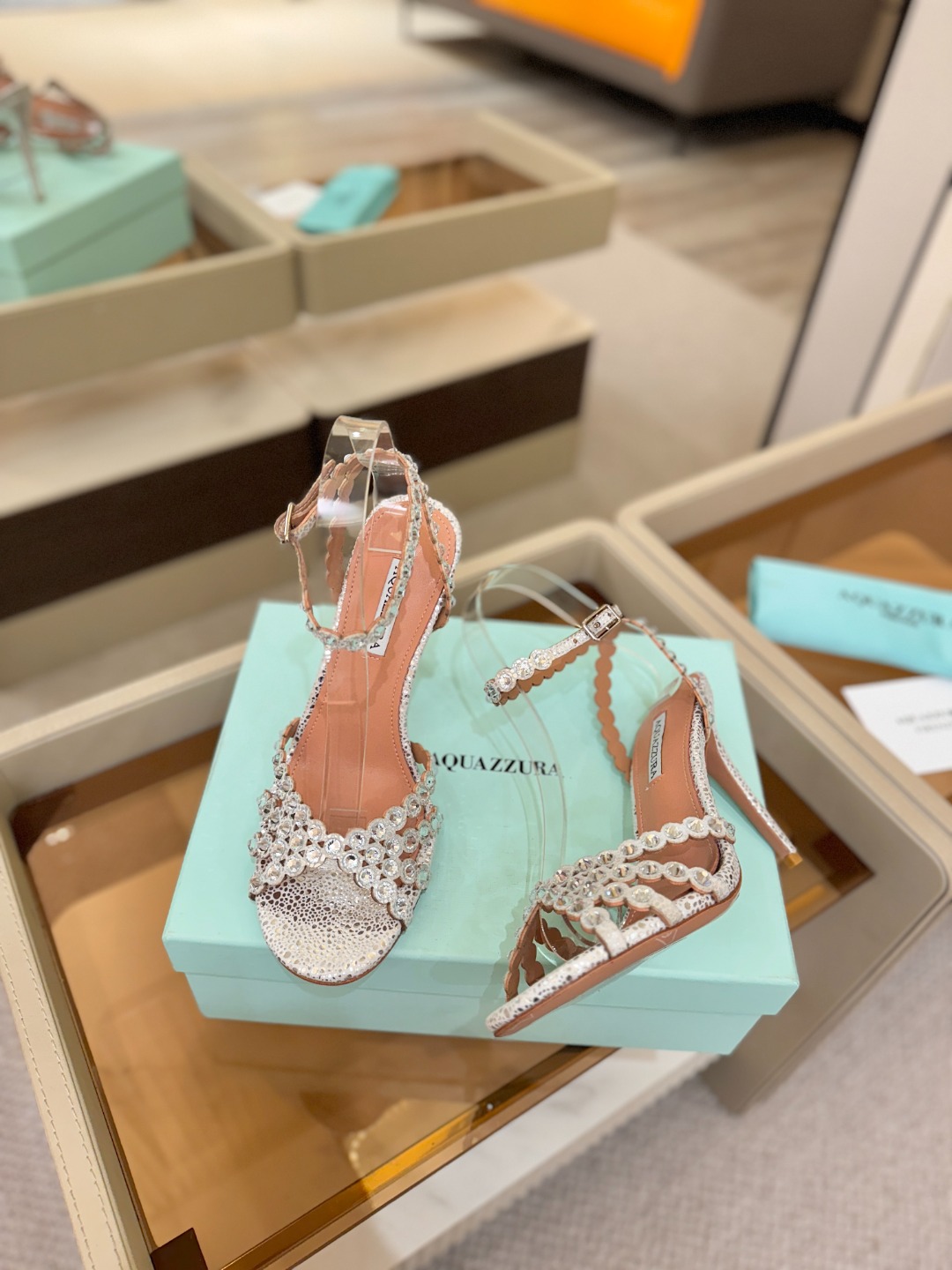 Aquazzura   菠萝   𝐒𝐒  𝐧𝐞𝐰春夏新品高跟凉鞋。满满的钻，超闪 🌸((☀️⥎☀️))🌸