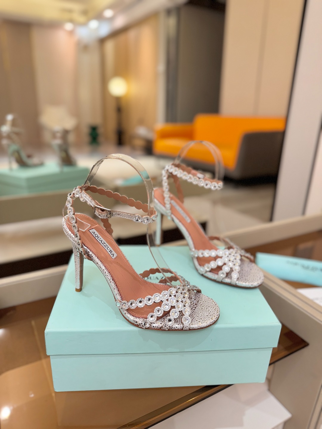 Aquazzura   菠萝   𝐒𝐒  𝐧𝐞𝐰春夏新品高跟凉鞋。满满的钻，超闪 🌸((☀️⥎☀️))🌸