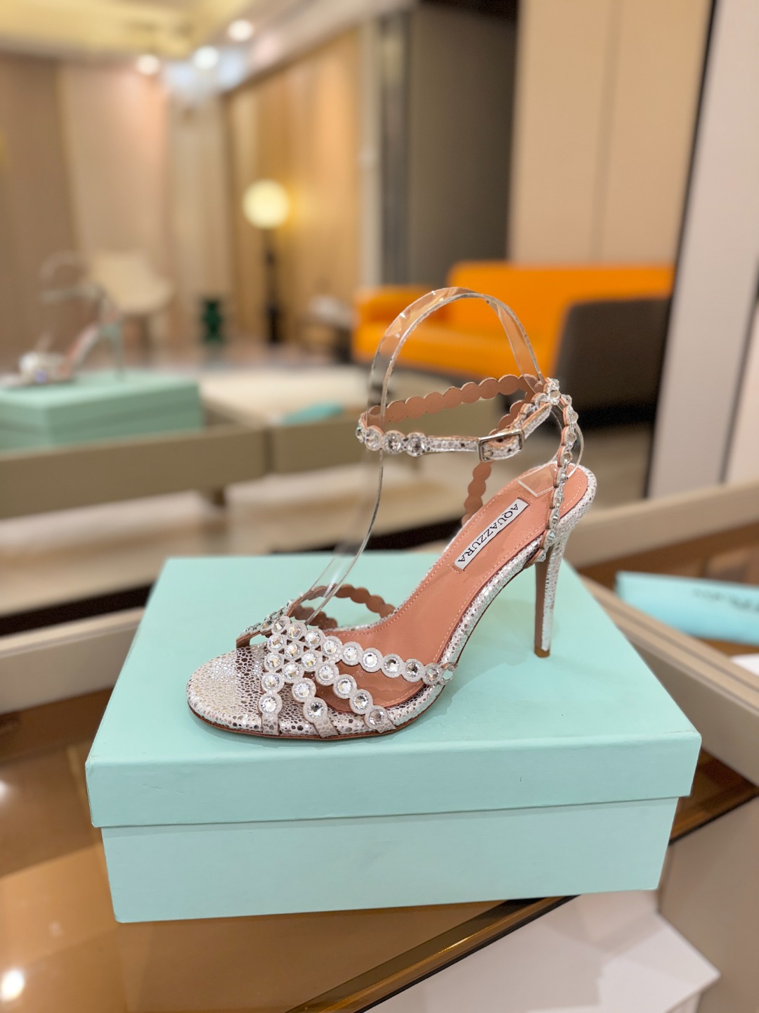 Aquazzura   菠萝   𝐒𝐒  𝐧𝐞𝐰春夏新品高跟凉鞋。满满的钻，超闪 🌸((☀️⥎☀️))🌸
