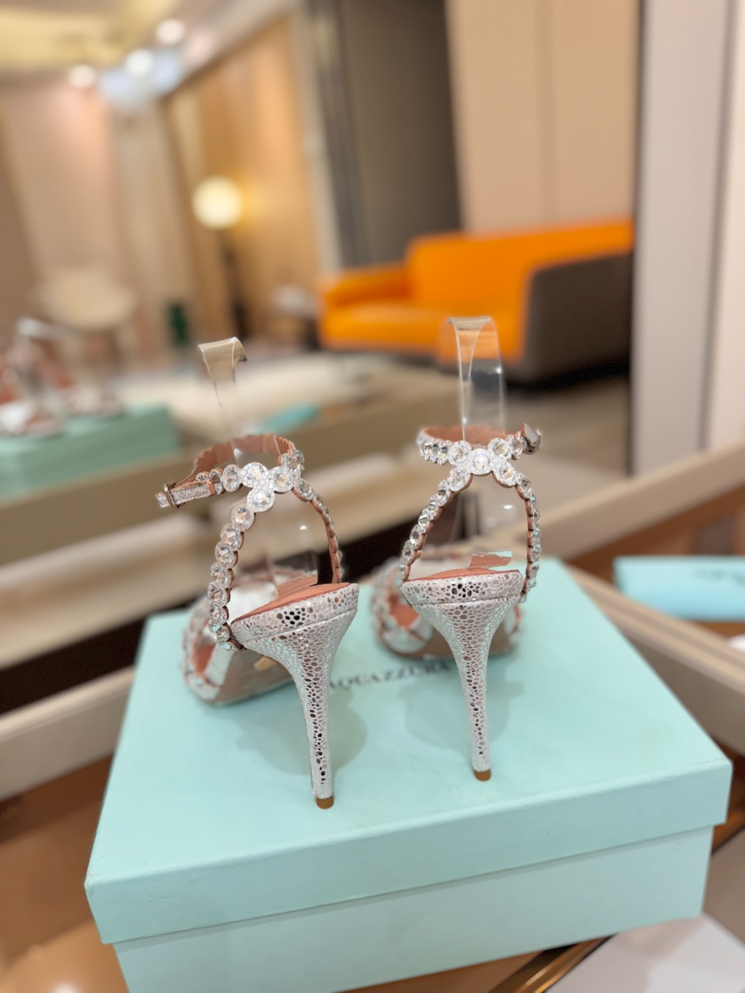 Aquazzura   菠萝   𝐒𝐒  𝐧𝐞𝐰春夏新品高跟凉鞋。满满的钻，超闪 🌸((☀️⥎☀️))🌸