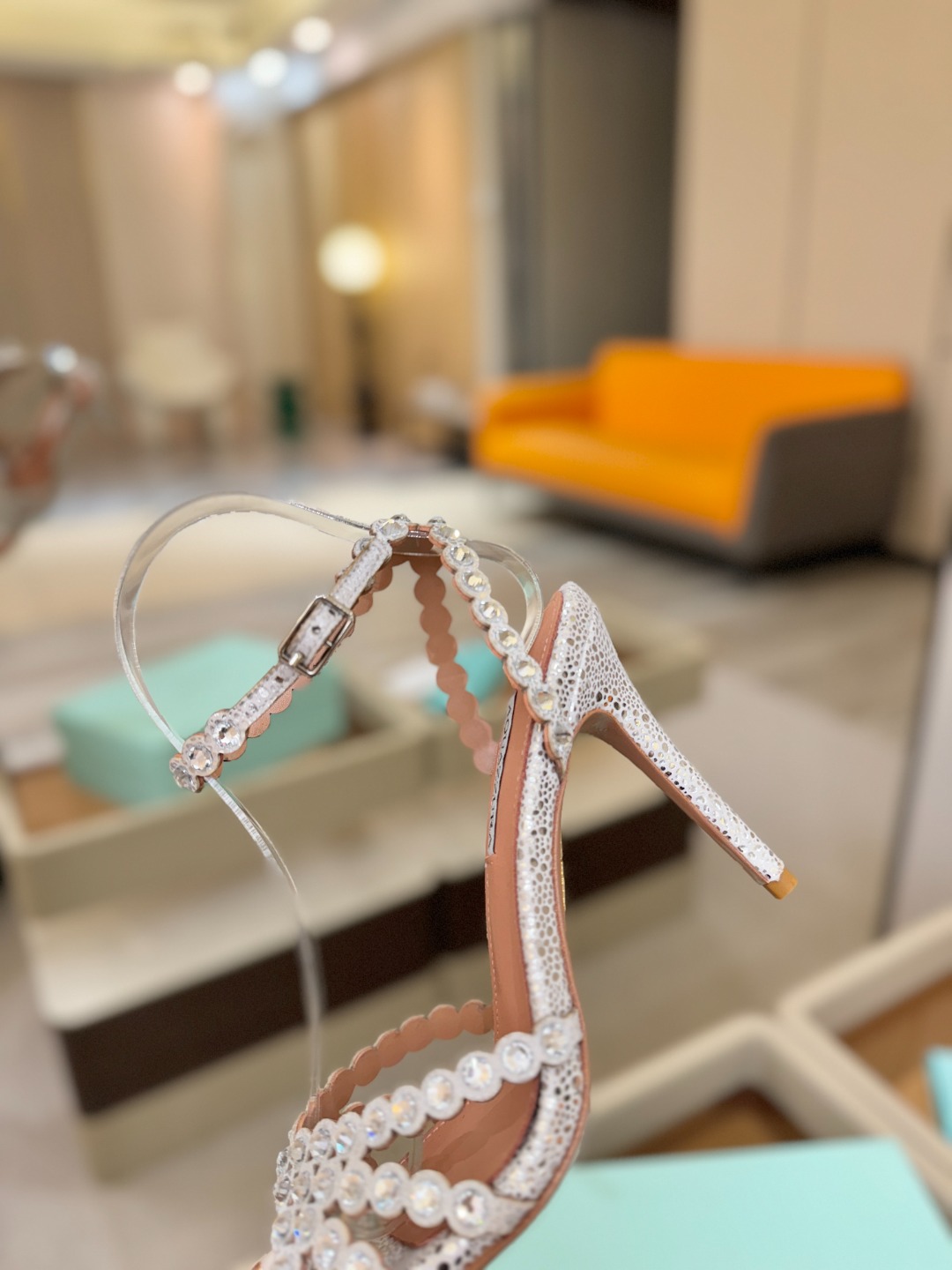 Aquazzura   菠萝   𝐒𝐒  𝐧𝐞𝐰春夏新品高跟凉鞋。满满的钻，超闪 🌸((☀️⥎☀️))🌸