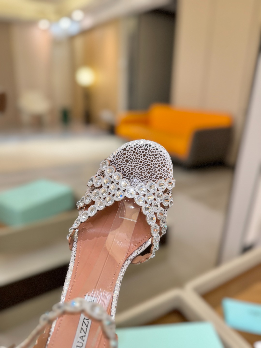 Aquazzura   菠萝   𝐒𝐒  𝐧𝐞𝐰春夏新品高跟凉鞋。满满的钻，超闪 🌸((☀️⥎☀️))🌸