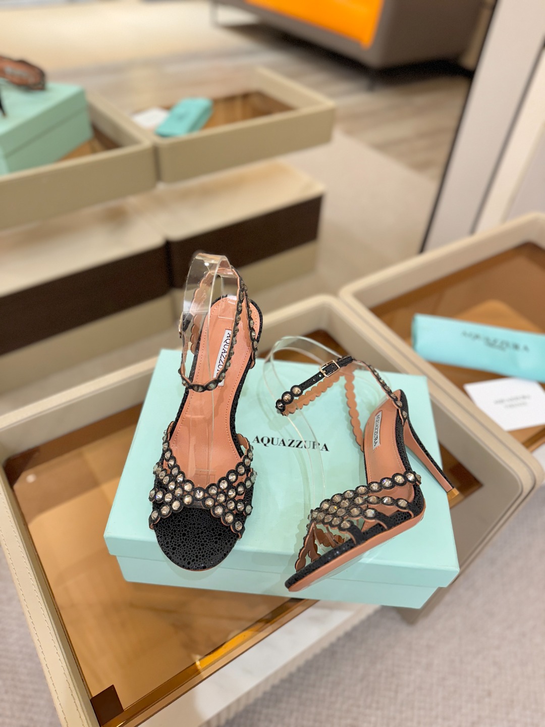 Aquazzura   菠萝   𝐒𝐒  𝐧𝐞𝐰春夏新品高跟凉鞋。满满的钻，超闪 🌸((☀️⥎☀️))🌸
