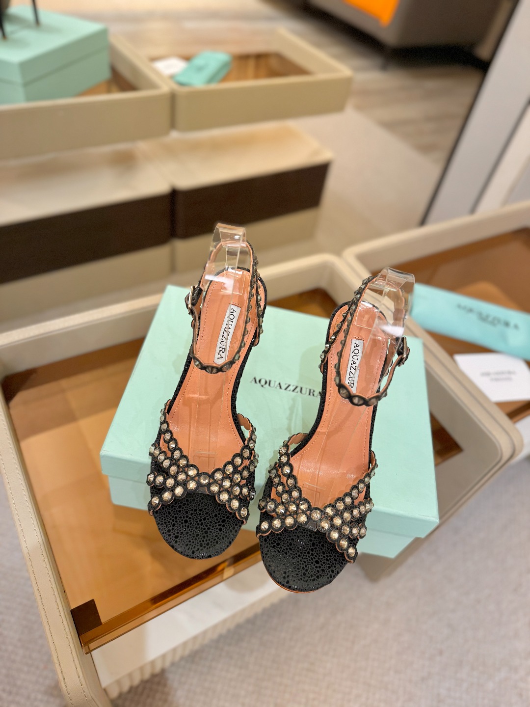 Aquazzura   菠萝   𝐒𝐒  𝐧𝐞𝐰春夏新品高跟凉鞋。满满的钻，超闪 🌸((☀️⥎☀️))🌸