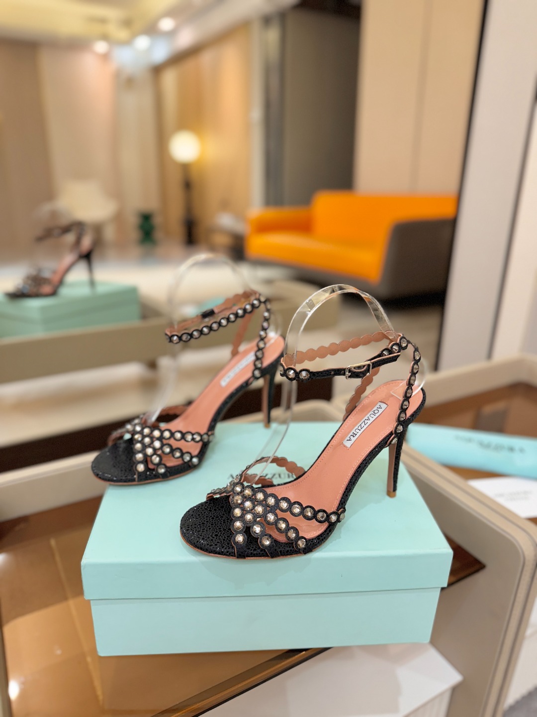 Aquazzura   菠萝   𝐒𝐒  𝐧𝐞𝐰春夏新品高跟凉鞋。满满的钻，超闪 🌸((☀️⥎☀️))🌸