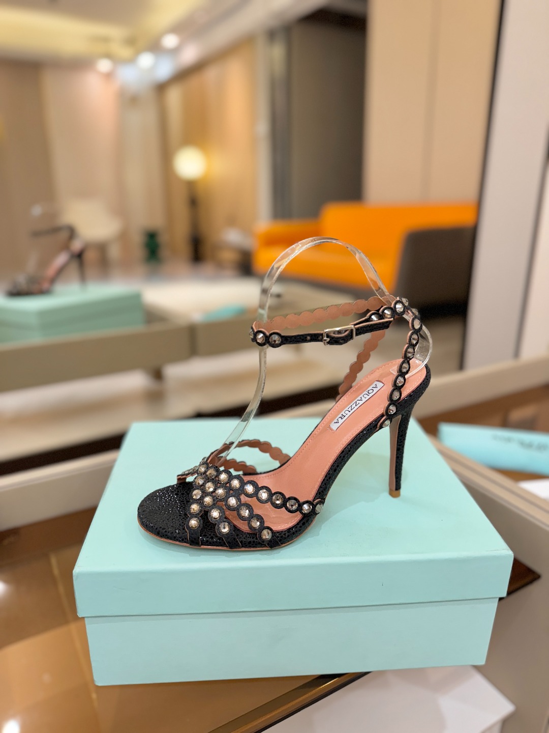Aquazzura   菠萝   𝐒𝐒  𝐧𝐞𝐰春夏新品高跟凉鞋。满满的钻，超闪 🌸((☀️⥎☀️))🌸