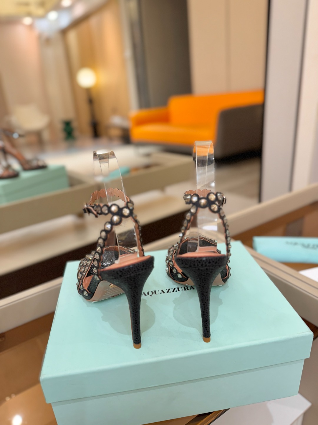 Aquazzura   菠萝   𝐒𝐒  𝐧𝐞𝐰春夏新品高跟凉鞋。满满的钻，超闪 🌸((☀️⥎☀️))🌸