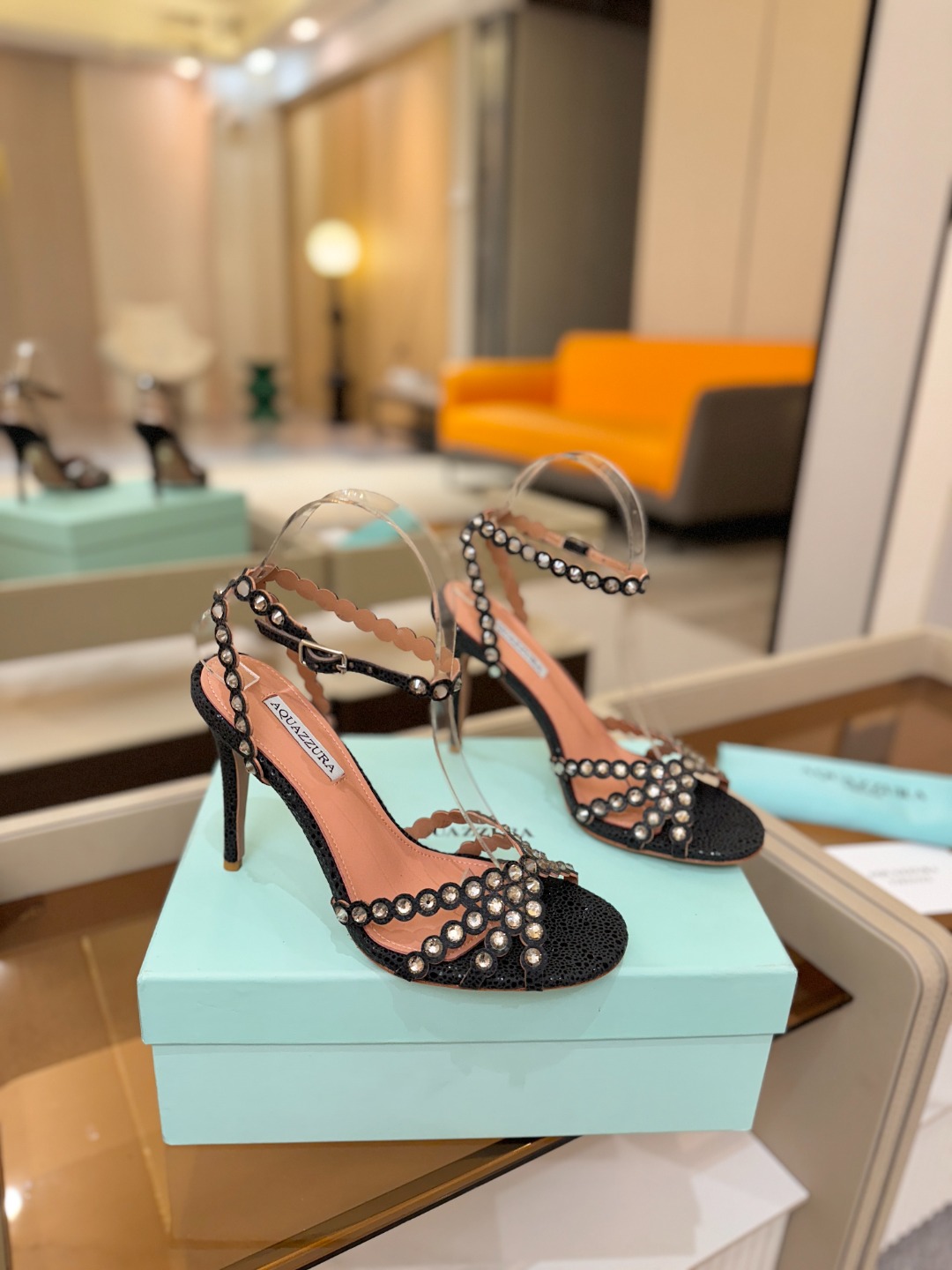 Aquazzura   菠萝   𝐒𝐒  𝐧𝐞𝐰春夏新品高跟凉鞋。满满的钻，超闪 🌸((☀️⥎☀️))🌸