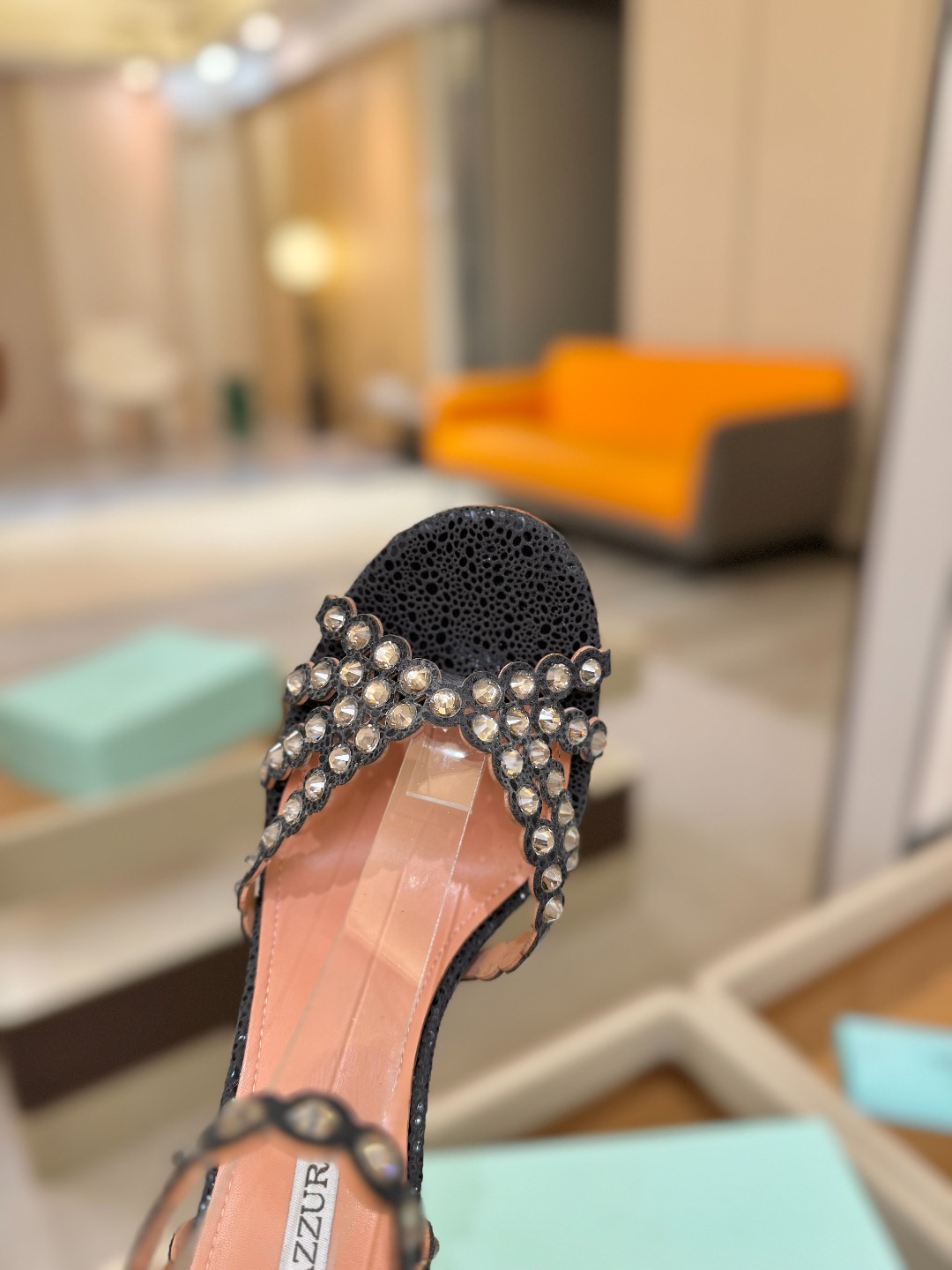 Aquazzura   菠萝   𝐒𝐒  𝐧𝐞𝐰春夏新品高跟凉鞋。满满的钻，超闪 🌸((☀️⥎☀️))🌸