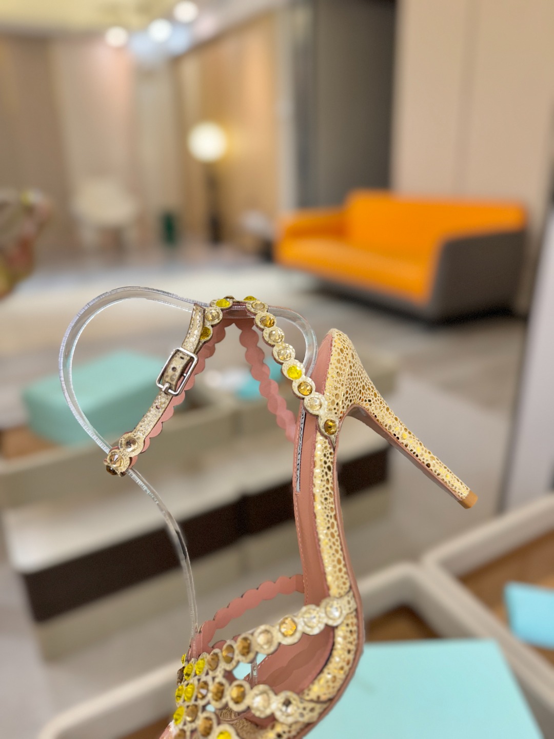 Aquazzura   菠萝   𝐒𝐒  𝐧𝐞𝐰春夏新品高跟凉鞋。满满的钻，超闪 🌸((☀️⥎☀️))🌸