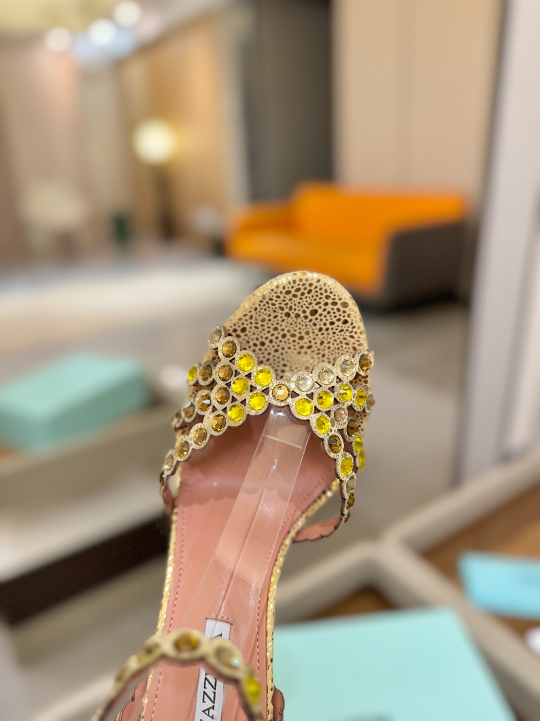 Aquazzura   菠萝   𝐒𝐒  𝐧𝐞𝐰春夏新品高跟凉鞋。满满的钻，超闪 🌸((☀️⥎☀️))🌸