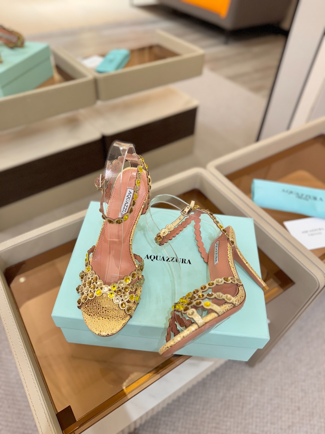 Aquazzura   菠萝   𝐒𝐒  𝐧𝐞𝐰春夏新品高跟凉鞋。满满的钻，超闪 🌸((☀️⥎☀️))🌸