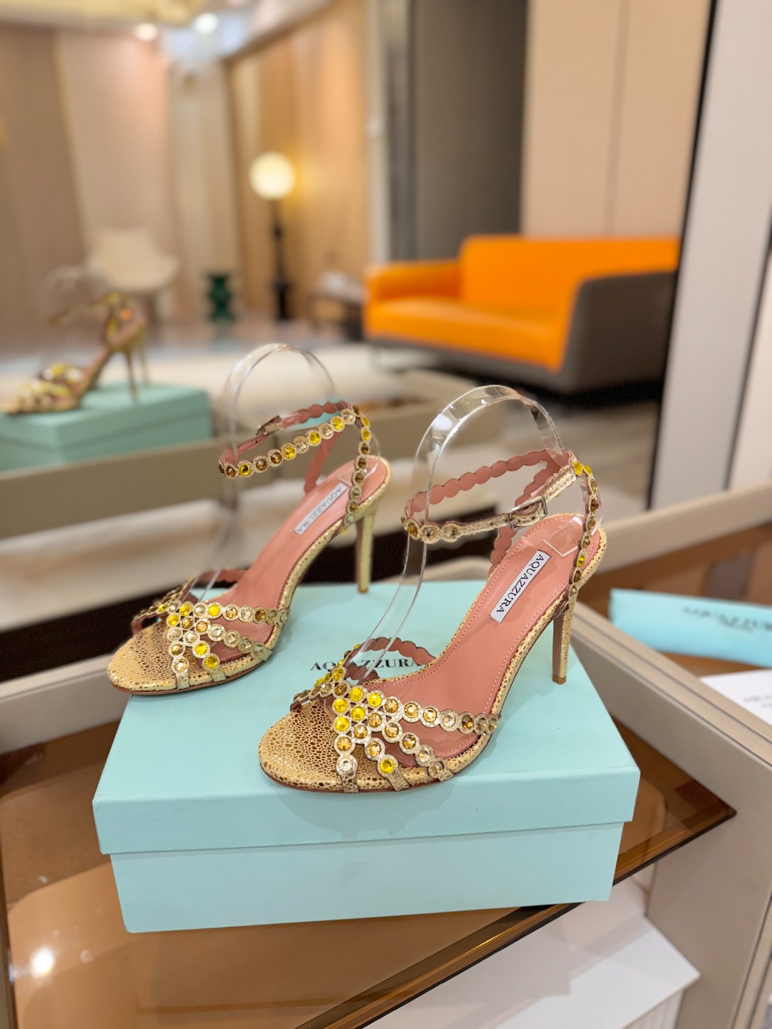 Aquazzura   菠萝   𝐒𝐒  𝐧𝐞𝐰春夏新品高跟凉鞋。满满的钻，超闪 🌸((☀️⥎☀️))🌸