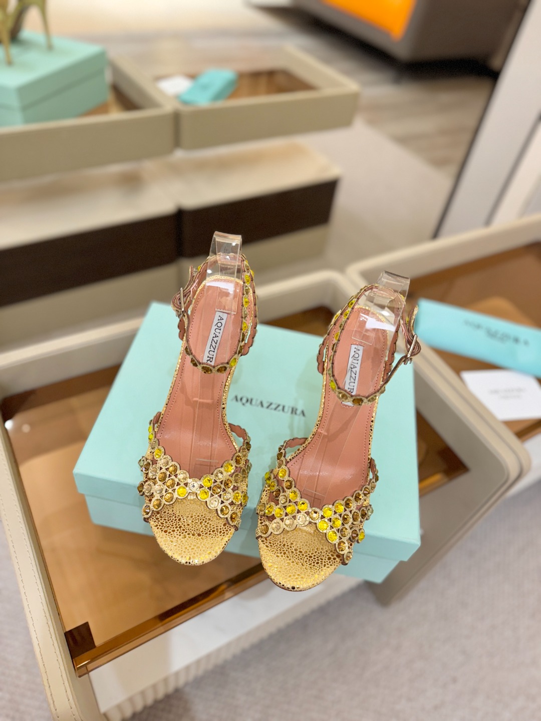 Aquazzura   菠萝   𝐒𝐒  𝐧𝐞𝐰春夏新品高跟凉鞋。满满的钻，超闪 🌸((☀️⥎☀️))🌸