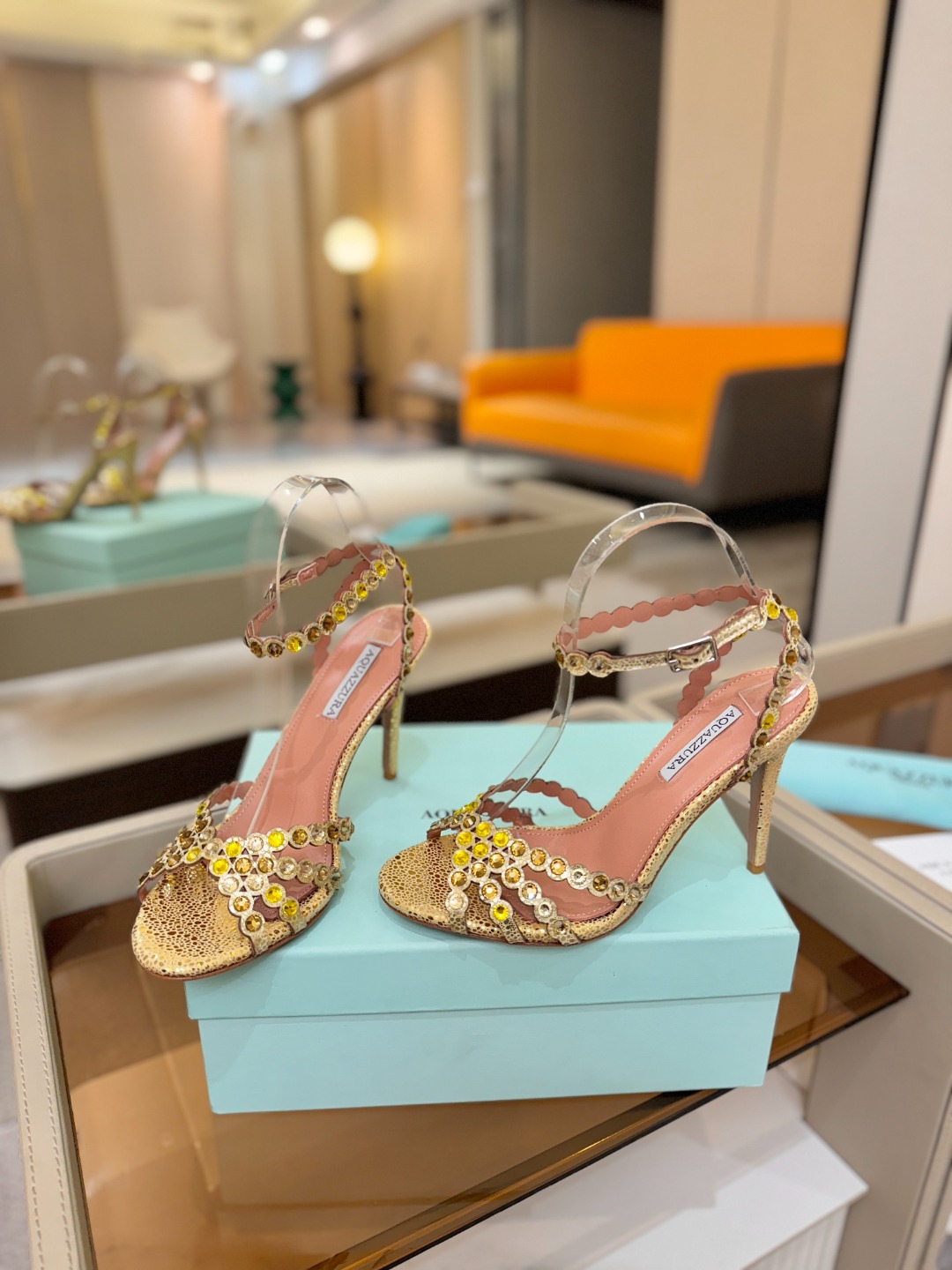 Aquazzura   菠萝   𝐒𝐒  𝐧𝐞𝐰春夏新品高跟凉鞋。满满的钻，超闪 🌸((☀️⥎☀️))🌸